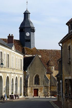 Vue du clocher et de la façade de l'église Saint-Martin