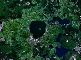 Image satellite de la caldeira de Rotorua, la ville du même nom et l'île Mokoia.