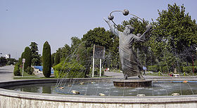 L'entrée sud-ouest du Parc Laleh avec une statue de Biruni un astronome persan médiévale.