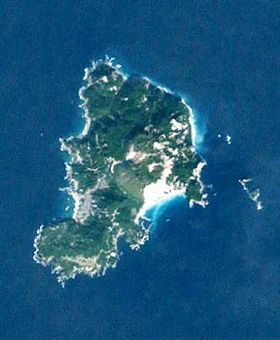 Image satellite de l'île de Kozushima.