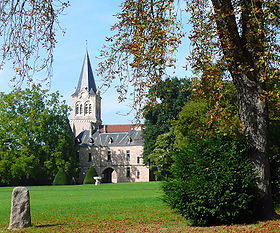 L'église de Lapalisse vue depuis le parc du château.