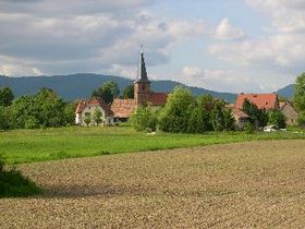 Vue générale du village avec au fond les Vosges du sud