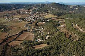 Vue aérienne de Lauret depuis l'est en 2007.Le point culminant au sommet du village est le rocher du Causse (408 mètres).