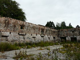 L'intérieur du bâtiment ruiné de l'ancienne forge