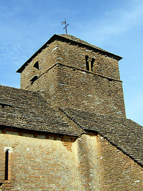 Le clocher de l'église romane Saint-Jean-Baptiste