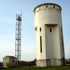 Le château d'eau, le bâtiment le plus haut et le plus connu de la commune