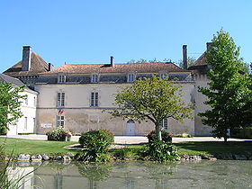 Le château de Lignières et mairie