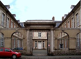 L'ancien hôtel de Wambrechies, ou hôtel de l'Intendance, siège de l'Evêché