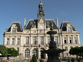 Vue générale de l'édifice depuis la place Léon Betoulle