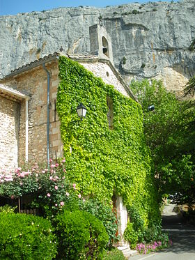 Église et falaise de Lioux