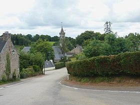 Le bourg et, à l'arrière-plan, l'église paroissiale