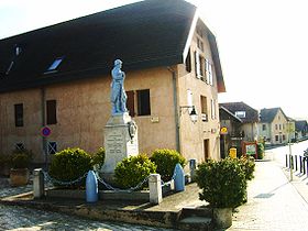 Vue du monument aux morts et de la Mairie de Lovagny