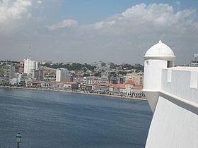 Front de mer de Luanda depuis le fort.