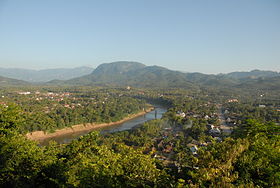 Vue partielle de la ville et de la rivière Nam Khan, depuis le mont Phou Si