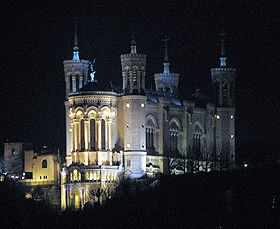 Vue de nuit sur la basilique Notre-Dame de Fourvière