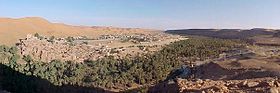 Photographie prise des hauteurs de la commune de M'doukel avec vue sur la palmeraie et ses fameux Ksour