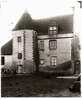 Le château de Mâron, coté cour Eugène Hubert.