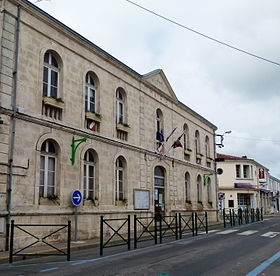 La rue de l'Aunis et la mairie à Aigrefeuille-d'Aunis