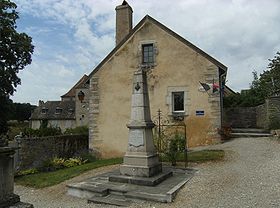 Mairie et monument aux morts de Fondremand.