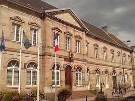 alt=La mairie, construite entre 1832 et 1834 sur les plans de l'architecte luron Plaisonnet    Sous-préfecture et lac de la Font