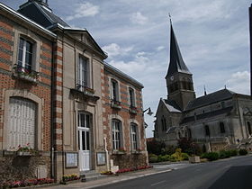 mairie au premier plan et église de Juvigny
