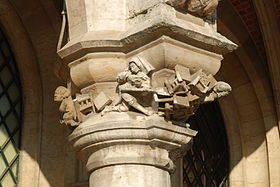 Le chapiteau symbolisant la Maison de l'Estrapade