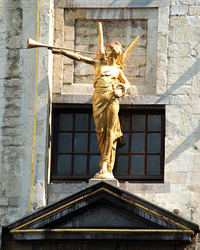 La statue de la Renommée surmontant la porte
