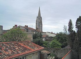 La ville et la flèche de l'église Saint-Pierre