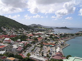Vue de Marigot bordée par la mer des Caraïbes