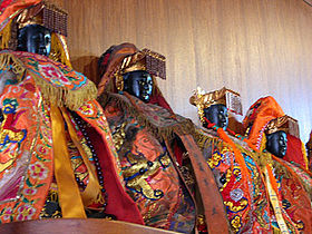 Statues de Mazu en costume d’impératrice