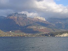 Vue de la commune depuis le lac d'Annecy