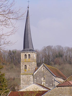 Clocher de l'église du village de Meuvy