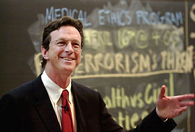 Michael Crichton en avril 2002 à l'université de Harvard