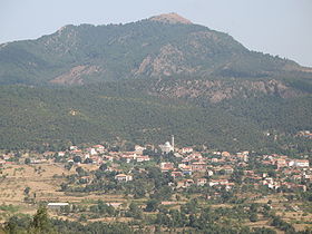 Vue sur le village de Tifrit N'Aït El Hadj, chef lieu de la commune, et sur le mont Tamgout.