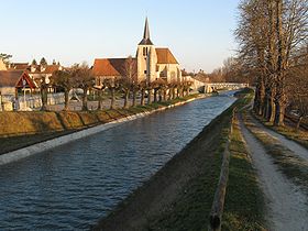 Le canal de Briare au pied de l'église de Montbouy