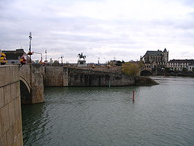 Les ponts de Montereau et la statue équestre de Napoléon Ier vus depuis la rive nord, avec à droite le centre-ville dominée par l'Église Notre-Dame et Saint-Loup.