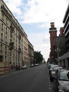 L'avenue de la République et la tour du théâtre.