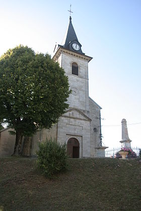 Monument aux morts et église de Crotenay