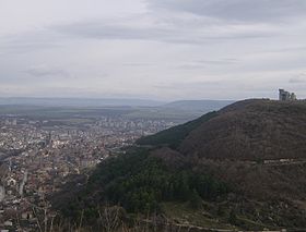 Vue panoramique de Choumen et du monument construit pour commémorer les 1300 ans de la création de la Bulgarie par Asparoukh