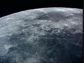 Mare Fecunditatis au premier plan, et Mare Nectaris à l'arrière plan. Les Montes Pyrenaeus si situent entre les deux mers, en partant du cratère Gutenberg (grand cratère le plus à droite sur la photo).