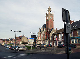 La place centrale, avec (à gauche) le monument aux Morts, et (au centre) l'hôtel de ville