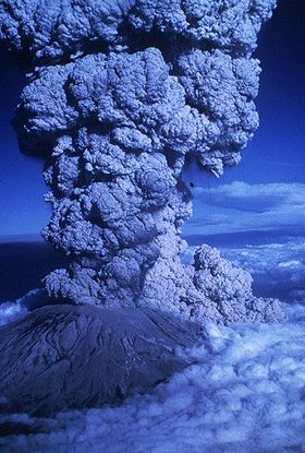 Panache volcanique au-dessus du volcan le 18 mai 1980.