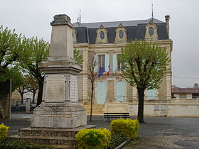 La mairie et le monument aux morts