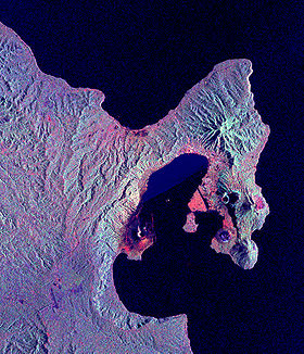 Image satellite de la caldeira de Rabaul et de différents cônes volcaniques.