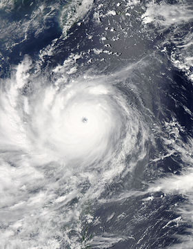 Le typhon Nanmadol approchant les côtes, le 26 août 2011.