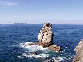 Le rocher Nau dos Corvos avec au loin l'archipel des Berlengas.