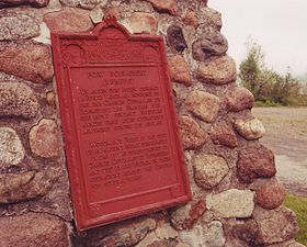 Le cairn et la plaque marquant l'emplacement présumé du fort.