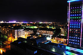 Blagovechtchensk de nuit, avec les lumières de la ville d'Heihe au fond.