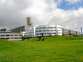 Au-dessus, l'hôpital de Ninewells. Au-dessous, une carte de la ville de Dundee (le quartier de Ninewells est entouré de vert)