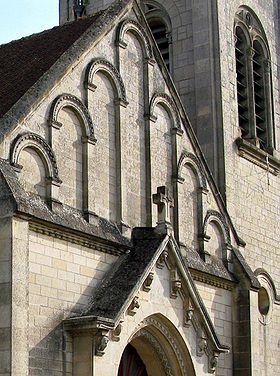 Le fronton de la façade de l'église est décoré de 7 arcades.